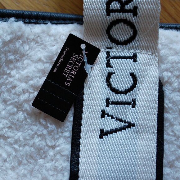 Victoria's Secret Cozy Plush Sherpa Large Winter White Tote Bag 2023 Logo NWT - Picture 3 of 5